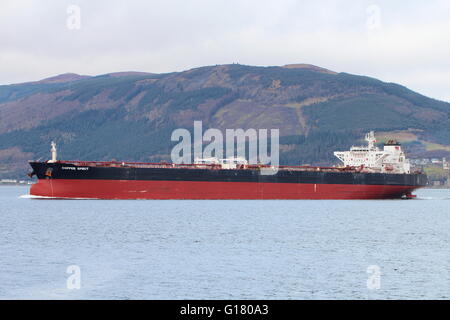 L'esprit de cuivre pétroliers sur le Firth of Clyde après avoir visité l'Finnart oil terminal sur le Loch Long. Banque D'Images