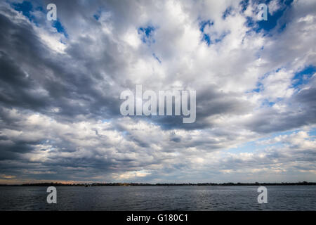 Ciel menaçant au-dessus du lac Ontario, vus de l'Harbourfront, à Toronto, en Ontario. Banque D'Images