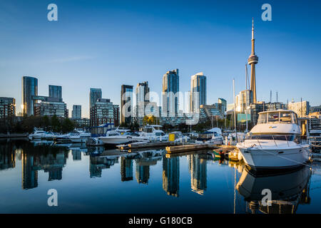Port de plaisance et le centre-ville, vu à l'Harbourfront à Toronto, Ontario. Banque D'Images