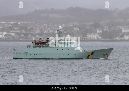 Monospace Minna Marine de l'Ecosse (anciennement l'Agence de protection de l'Écossais de la pêche), passant Cloch Point sur le Firth of Clyde. Banque D'Images