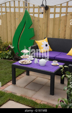 Harrogate Floralia 2016 (North Yorkshire, Angleterre) - "se détendre en paix' show jardin avec un thé dans l'après-midi dans le patio d'un coin salon. Banque D'Images