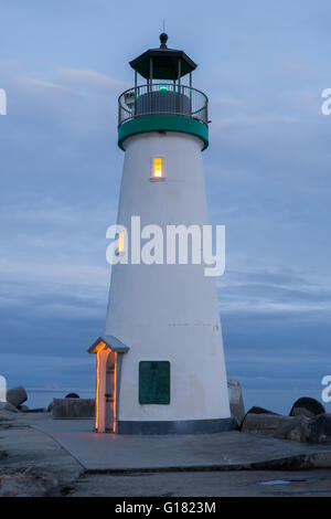 Crépuscule sur brise-lames (Walton) Phare, Santa Cruz, Californie Banque D'Images