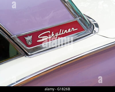Nom détail plaque sur papier glacé 1950 Ford Fairlane Skyliner restauré American Classic motor car Banque D'Images