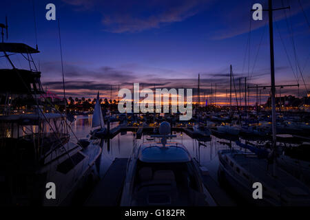 Marina la nuit. Long Beach Harbor Marina Arc-en-ciel après la tombée de la nuit. Banque D'Images