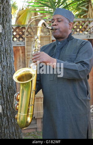 Musicien de jazz en plein air de soufflage. Banque D'Images