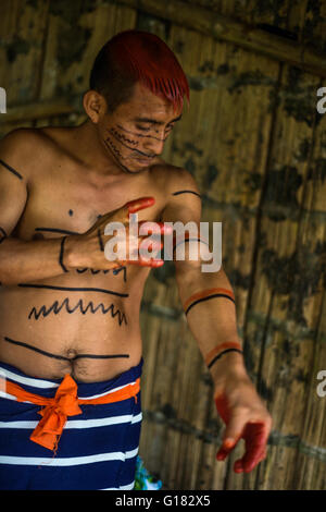 SANTO DOMINGO, l'Équateur, le 26 janvier 2015 : Indian man (Los Colorados Tsáchila) tribu en vêtements nationaux peint les cheveux et le corps wi Banque D'Images