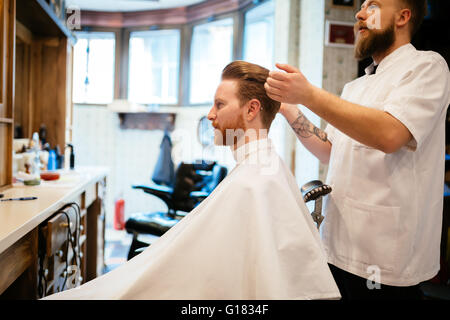 Cheveux homme recevant un traitement dans la barbe barbier Banque D'Images