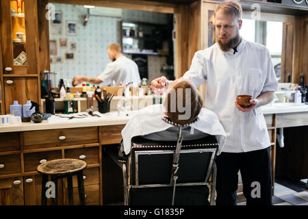 Barbe et moustache cheveux traitement dans barber shop Banque D'Images