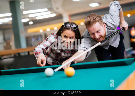 Beau couple heureux en jouant au billard Banque D'Images