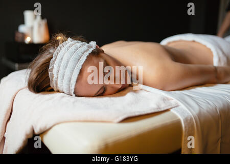 Belle femme allongée sur la table de massage et de repos Banque D'Images