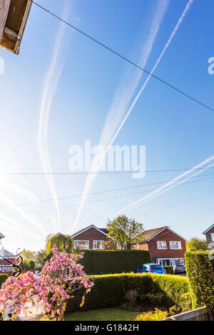 Traînée de vapeur des sentiers de l'avion avion avions avions gauche sentier dans sky UK Angleterre Lincolnshire Banque D'Images