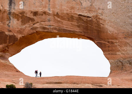 Dans la famille Wilson Arch, de l'Utah. Banque D'Images