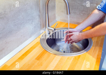 Garder les mains propres en les lavant hygiénique est Banque D'Images