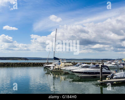 Bateaux dans le port de plaisance de Poole Quay, Dorset, UK Banque D'Images