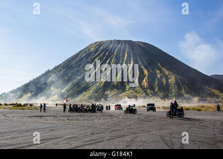 Location de 4x4 pour les touristes sur la montagne au désert, Le Mont Bromo Bromo est l'une des attractions touristiques les plus visitées dans la région de Java, en Banque D'Images