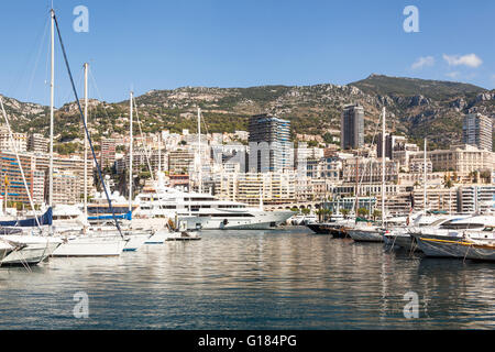 Yachts amarrés dans le port de Monaco, Port Hercule, et la Condamine, Monaco, Cote d'Azur, France Banque D'Images