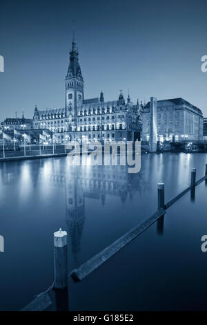 Hambourg. Image aux couleurs de l'hôtel de ville de Hambourg centre-ville pendant la nuit. Banque D'Images