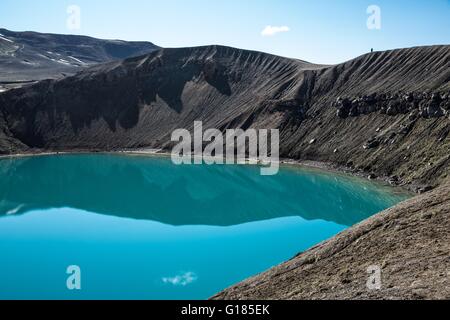 Portrait d'eau bleue dans le lac du cratère Viti, Krafla, Islande Banque D'Images