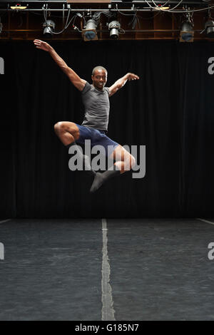 Danseur dans l'air posent Banque D'Images