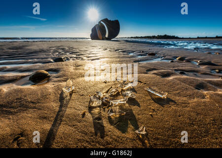 Les éclats de verre sur la plage, Mary's Shell,coucher du soleil à cleveleys,fylde coast, Lancashire, Angleterre, Royaume-Uni, Europe, Banque D'Images