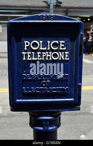 Un appel téléphonique de la police fort près de Fisherman's Wharf, San Francisco, California, USA Banque D'Images