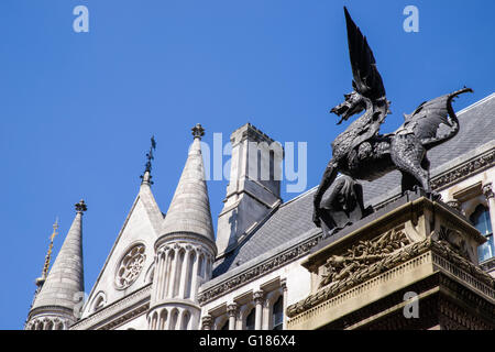 Le Bar Temple gothique dragon sculpture situé sur Fleet Street - le dragon symbolise la frontière sur la ville de Londres. Banque D'Images