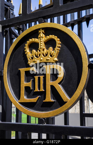 La Reine Elizabeth II Royal Crest sur une passerelle à la Tour de Londres. Banque D'Images