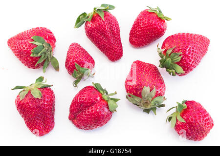 Fraises fraîches sur un fond blanc. Banque D'Images