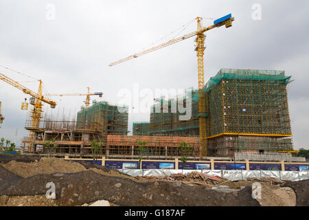 Site de construction chinoise, de l'activité avec les grues jaunes à Nanjing, Chine moderne Banque D'Images