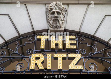 Londres, UK - 7 mai 2016 : un signe au-dessus de l'entrée de l'hôtel Ritz sur Piccadilly au coeur de Londres, le 7 mai 2016. Le Ri Banque D'Images