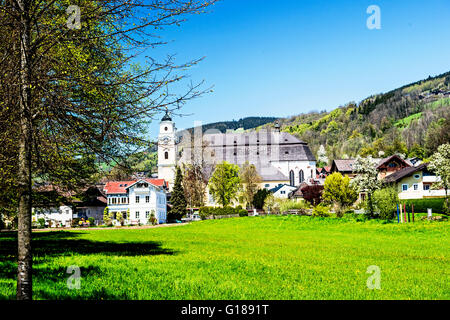 Blick auf Mondsee mit Klosterkirche St. Michael, Salzkammergut ; vue sur Mondsee, Autriche avec Basilique Banque D'Images