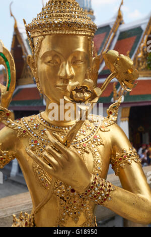 Statue d'un kinnara dans Wat Phra Kaew, Grand Palace, Bangkok, Thaïlande Banque D'Images