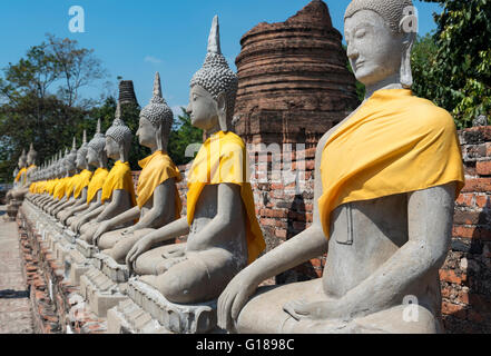 Rangée de statues de Bouddha au temple de Wat Yai Chai Mongkhon à Ayutthaya, Thaïlande Banque D'Images