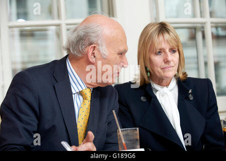 Vince Cable & Juliet Nicolson au déjeuner littéraire Oldie 10/05/16 Banque D'Images