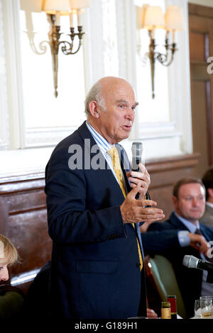 Vince Cable au déjeuner littéraire Oldie 10/05/16 Banque D'Images