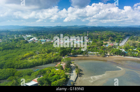 PUERTO JIMENEZ, péninsule d'OSA, AU COSTA RICA - Vue aérienne de la petite ville. Banque D'Images