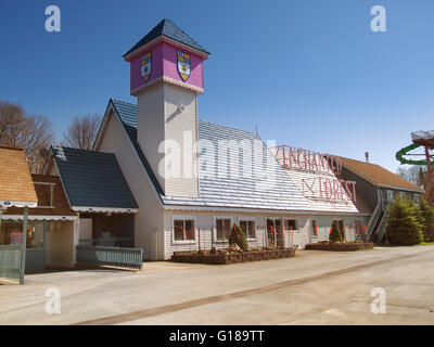 Old Forge, New York, USA. Le 10 mai 2016. Forêt enchantée Safari eau entrée. New York's plus grand parc à thème de l'eau Banque D'Images