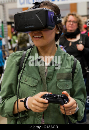 Femme à l'aide de lunettes de réalité virtuelle Oculus VR VR (lunettes, casque) - USA Banque D'Images