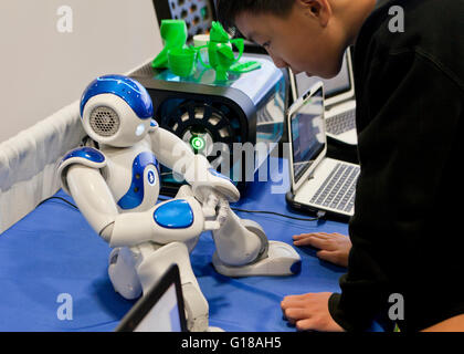 L'interaction avec l'enfant à un robot humanoïde science and engineering fair - USA Banque D'Images