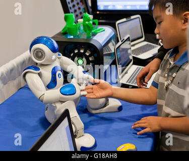 L'interaction avec l'enfant à un robot humanoïde science and engineering fair - USA Banque D'Images