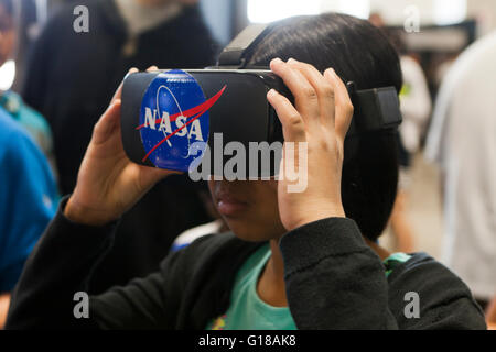 Enfant à l'aide de lunettes 3D at science fair stand de la NASA - USA Banque D'Images