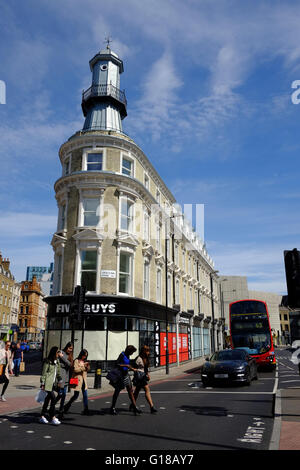 Les personnes qui traversent la route par cinq gars Burger Restaurant à Londres Banque D'Images