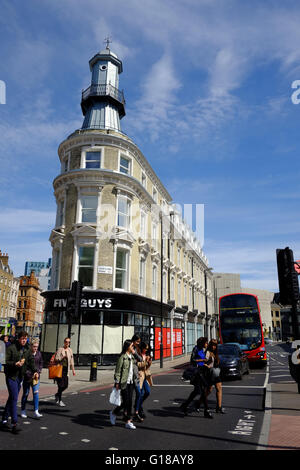 Les personnes qui traversent la route par cinq gars Burger Restaurant à Londres Banque D'Images