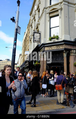 Foule de gens à l'extérieur de l'alcool dix cloches Pub dans Shoreditch, Londres, Angleterre Banque D'Images