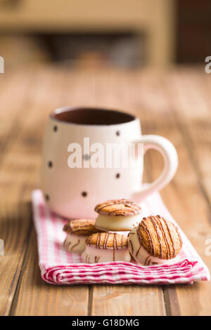 Dessert sucré. Glace au chocolat avec des biscuits damier sur serviette. Banque D'Images