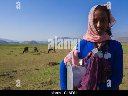 Portrait d'une fille de l'oromo avec Maria Theresa thalers collier, région d'Amhara, Ethiopie, Artuma Banque D'Images