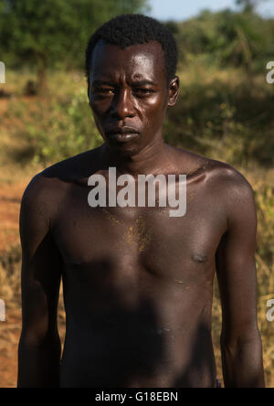 L'homme de la tribu Hamer un cavalier saut bull cérémonie, vallée de l'Omo, Ethiopie, Turmi Banque D'Images