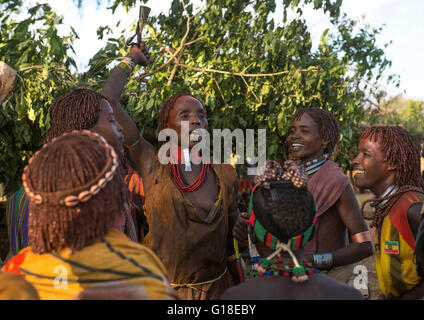 Les femmes de la tribu Hamer danser lors d'un saut de bull cérémonie, vallée de l'Omo, Ethiopie, Turmi Banque D'Images