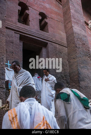 Les pèlerins en face d'un rock church au cours de la célébration orthodoxe Kidane Mehret, région d'Amhara, Lalibela, Éthiopie Banque D'Images