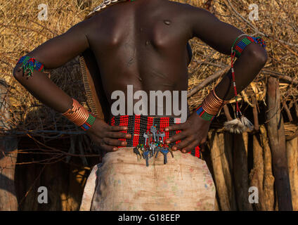 Les clés de la ceinture perlée d'une tribu hamer girl, vallée de l'Omo, Ethiopie, Turmi Banque D'Images